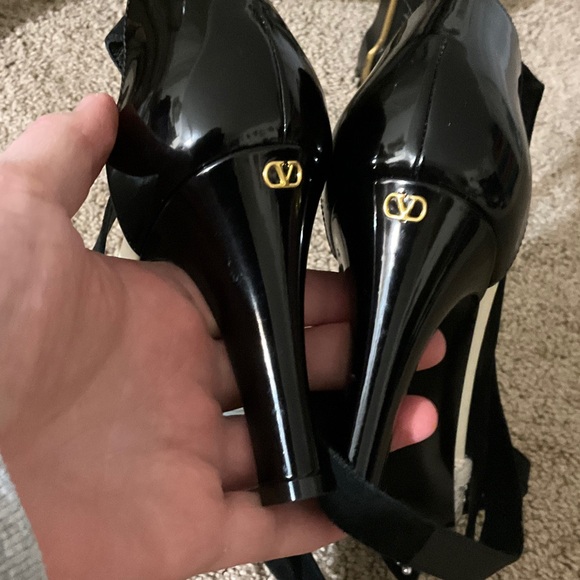 Valentino Garavani Black and White Lace Heels - Picture 8 of 9